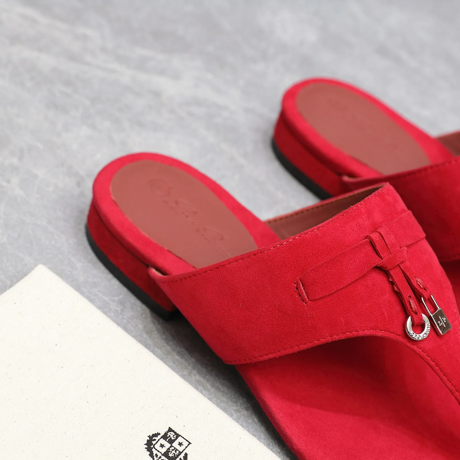 👟👟Ex-factory price 560👟👟 Purchasing-grade [Loro Piana] LP Mindil series T-strap thong sandals ✔️Top quality ✔️Soft sheep leather forms a tailor-made band that meets at the top of the upper and is fixed by a strong elastic ankle design. One is adorned with a discreet horn padlock, the other a gold circle badge. With its simple construction and sophisticated feel, these sandals are ideal for summer. ✔️Material: imported sheepskin fabric, sheepskin lining and feet ✔️Imported genuine leather outsole ✔️Code number: 35-42 (35/41/42 custom-made, non-refundable)